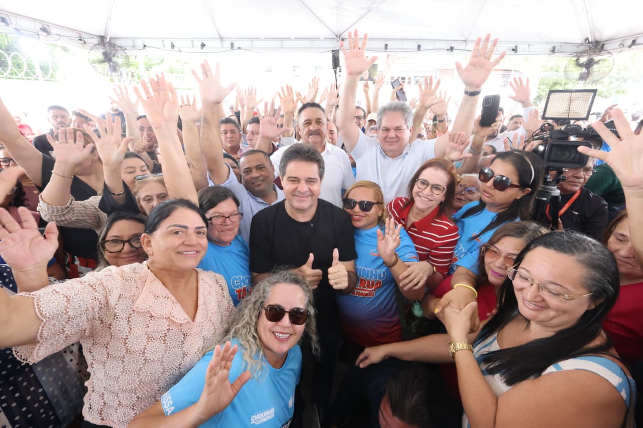 grupo de pessoas posa para a foto